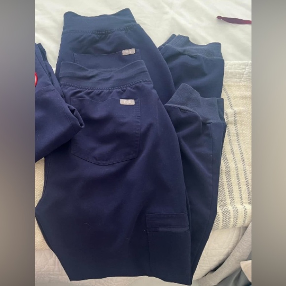 Navy blue figs Zamora joggers scrubs
Size small
$25 each
40 both